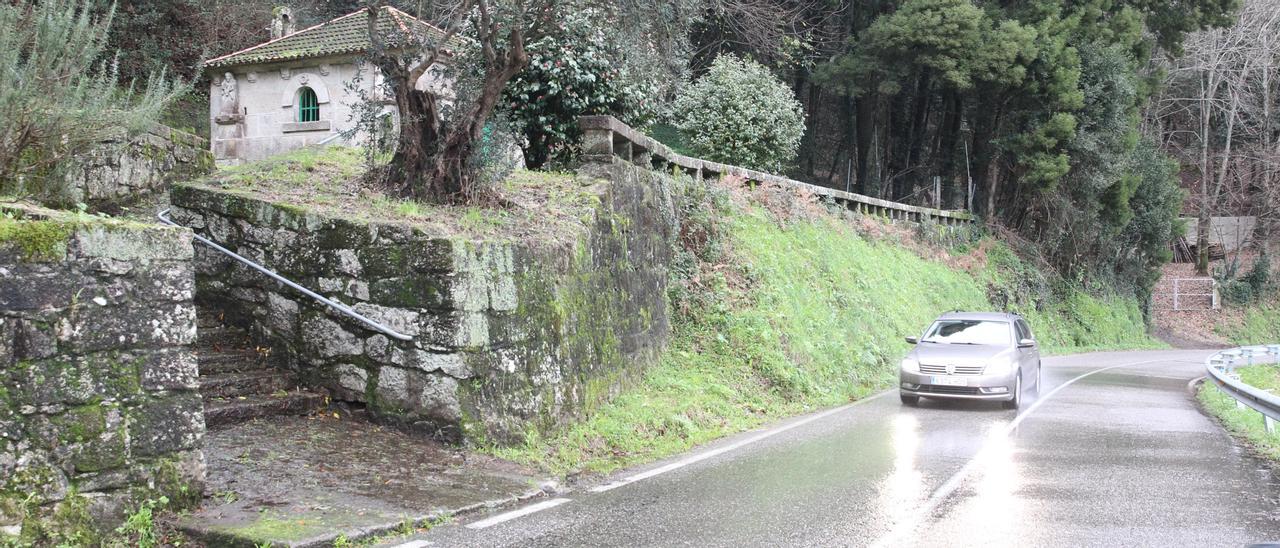 El agua acumulada en el atrio fue desaguando por las escaleras de acceso a la capilla de Santos Reis.