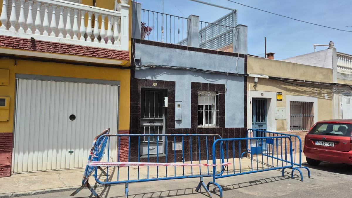 Fachada de la vivienda afectada por el derrumbe en el barrio de San Roque.