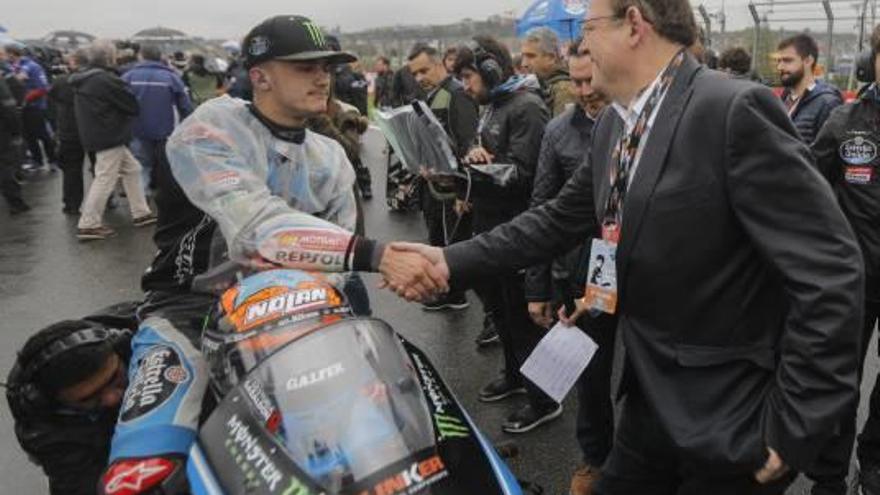 Ximo Puig saluda a Arón Canet antes de la carrera.