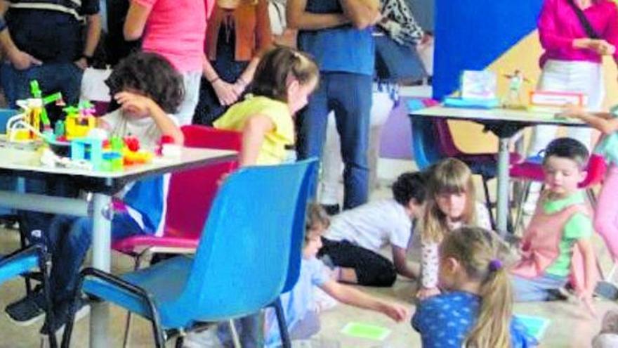 El director general de Formación Profesional e Innovación de la CARM, Juan García Iborra, junto al director del centro, Rubén Escavy; en la derecha, los docentes estrenan el aula.