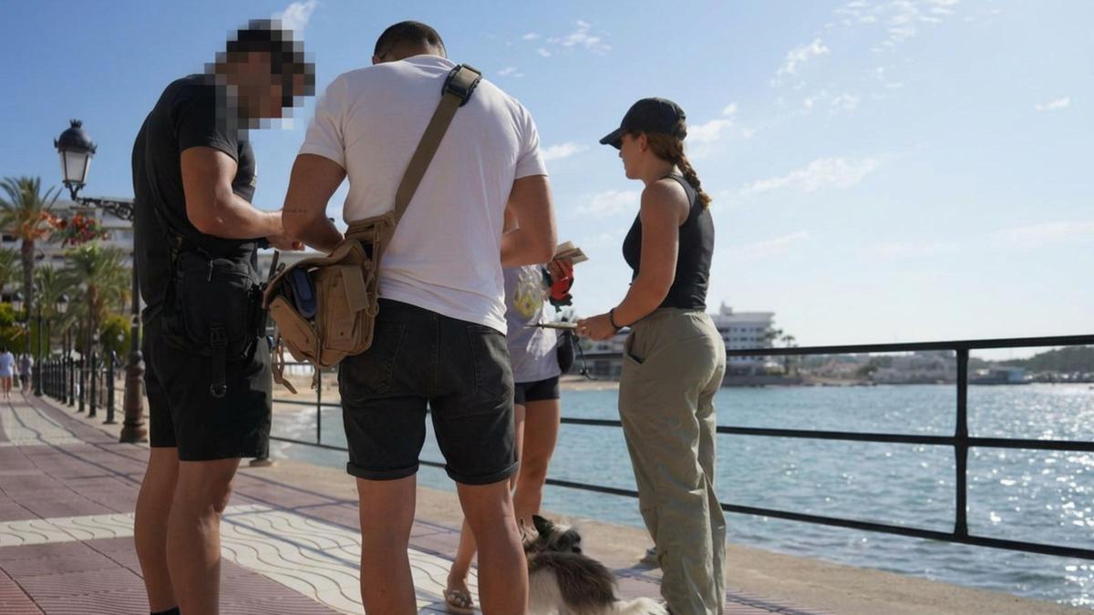 Un momento de los controles a dueños de perros en el paseo de Santa Eulària.