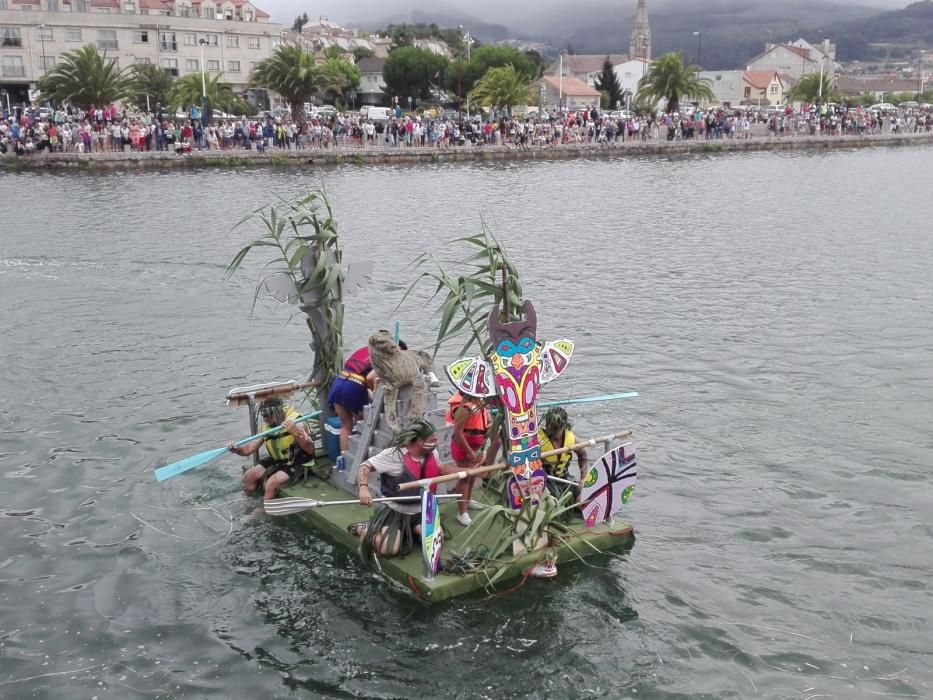 "Flota como poidas" llena el estuario del río Miñor de improvisados e ingeniosos artefactos flotantes.