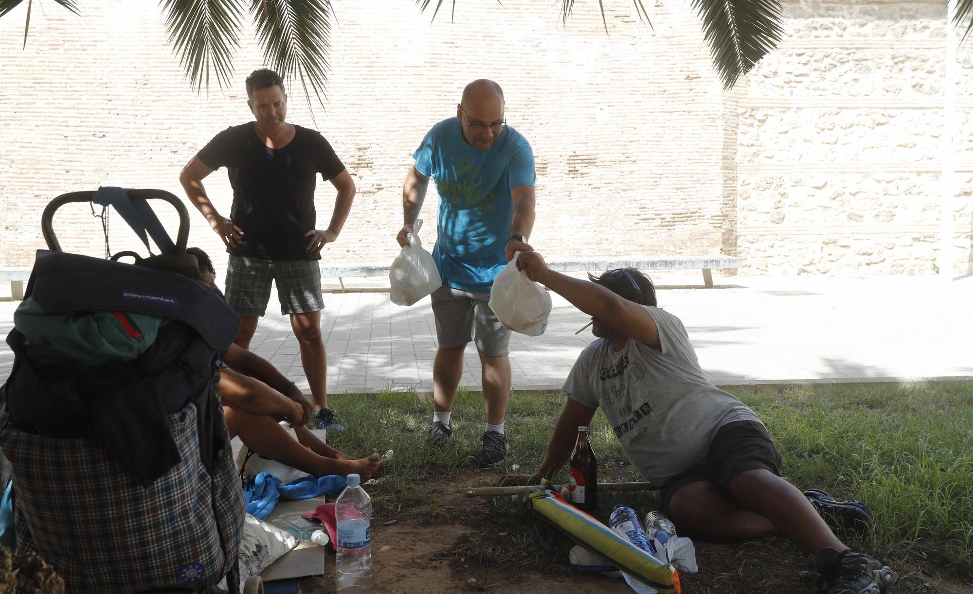 Amigos de la calle reparte comida en ocho rutas ante el incesante calor.