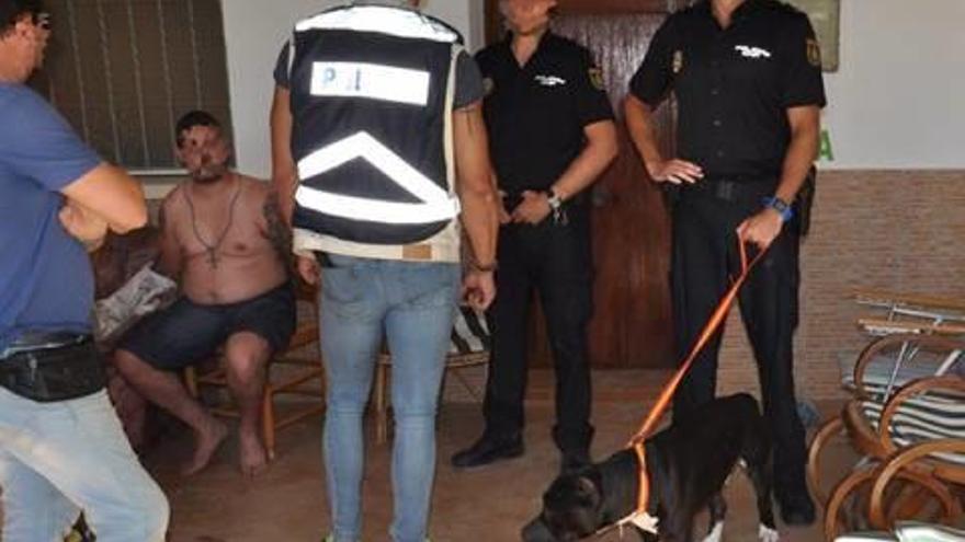 La Policía con el dueño de los perros y uno de los canes.