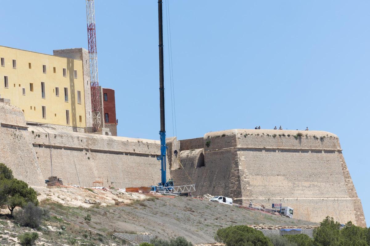Galería: Retiran la grúa de las obras de Dalt Vila