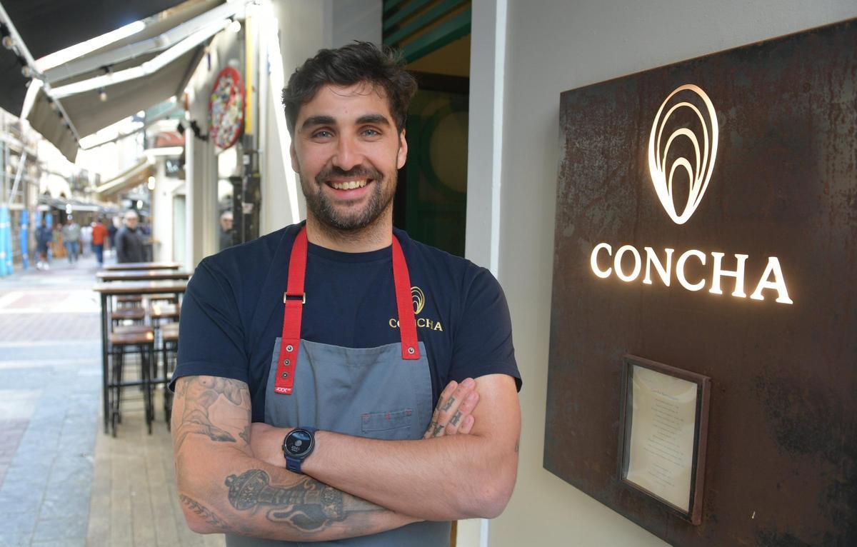 Nacho Moreira en la puerta de su nuevo local con La Esquina de Valentina al fondo