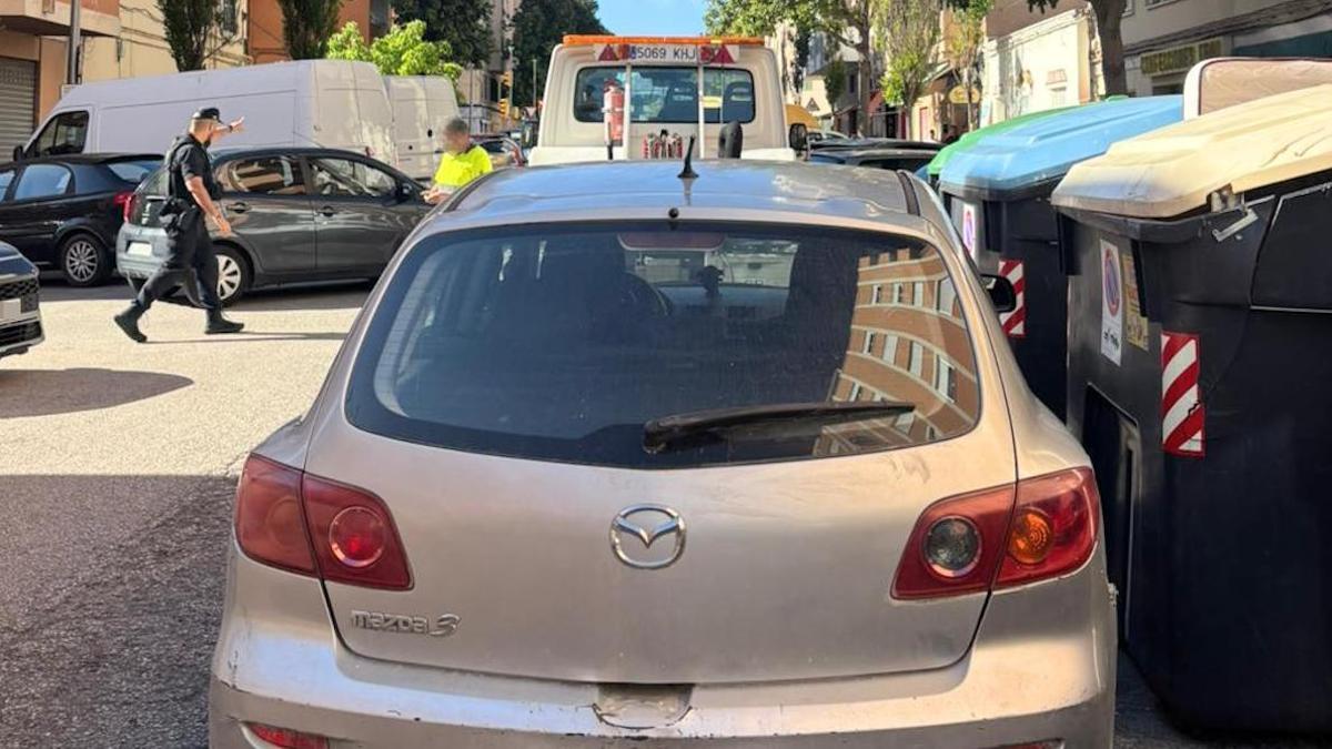 El coche estaba en doble fila, junto a unos contenedores.