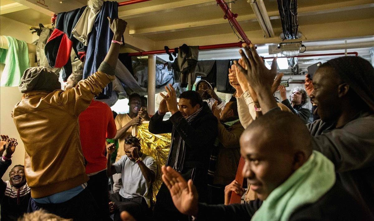 Reacción de los emigrantes a bordo del barco de rescate de bandera holandesa Sea Watch 3 que navega por la costa de Malta al anuncio de que Malta había llegado a un acuerdo con otros estados miembros de la UE para permitir el desembarque.