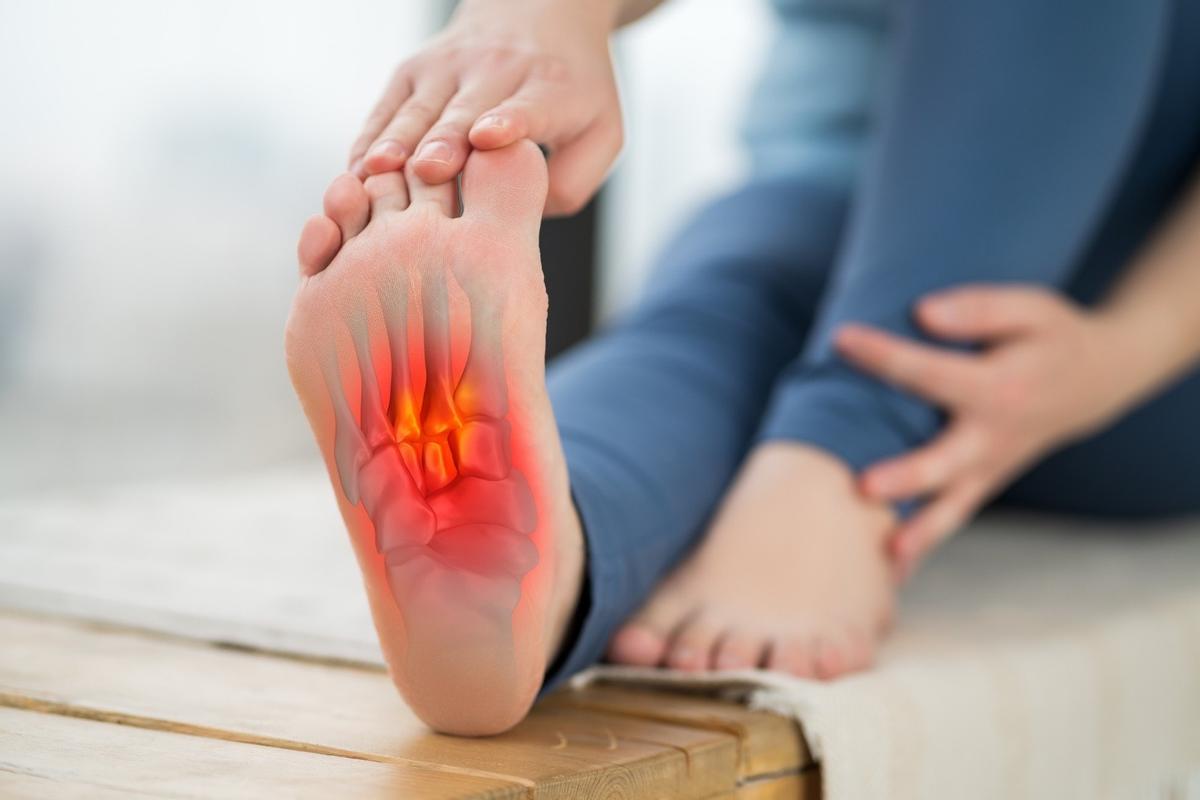 La fascitis plantar es una de las causas frecuentes de dolor en los pies