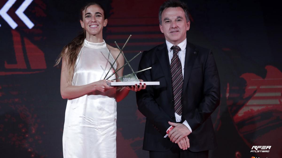 Daniela García recibe su premio como mejor atleta sub-23 de la temporada 2023