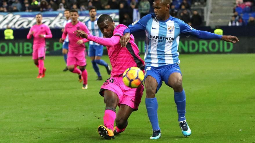 El delantero uruguayo del Málaga CF, Diego Rolan, jugó el partido contra el Levante sin aparentes problemas. |