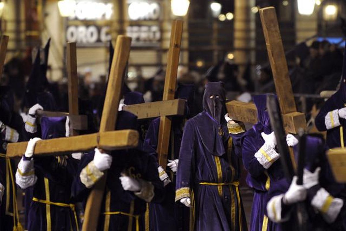 Un grup de natzarens porten les seves creus durant la Processó General del Divendres Sant de Valladolid.