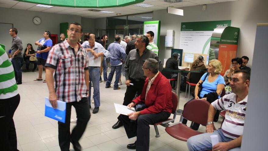 Ciudadanos esperan su turno en una oficina del SAE de Málaga capital.