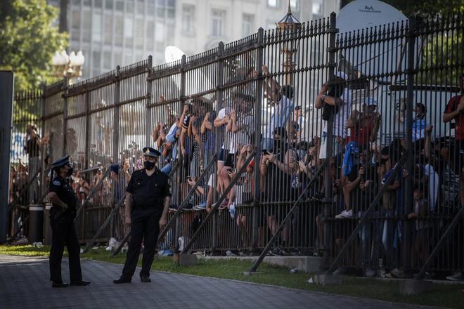 Los incidentes se desataron frente a la Casa Rosada cuando algunos hinchas, temiendo no poder acceder ante el inminente cierre de la capilla ardiente de Diego Armando Maradona, tumbaron vallados y se enfrentaron con la Policía.