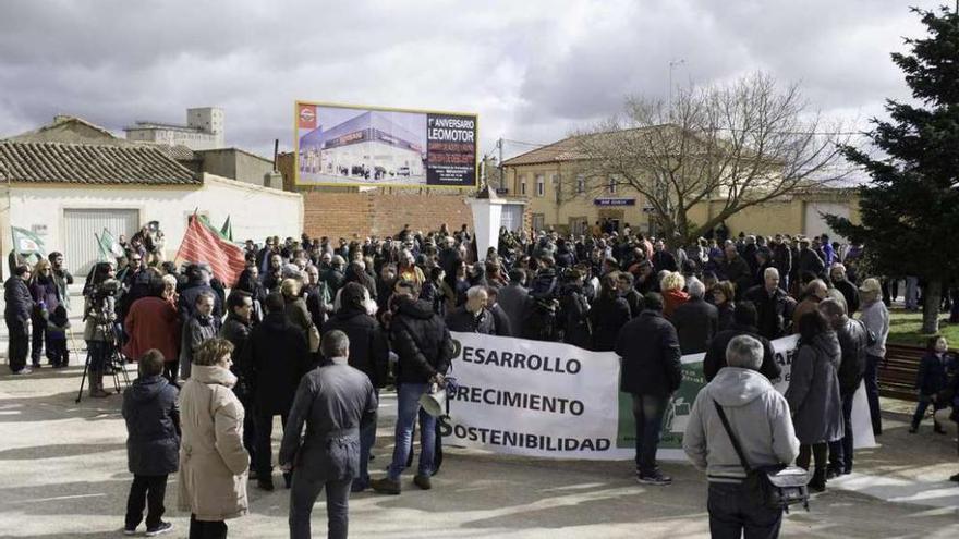 Un momento de la concentración celebrada en Barcial a favor de la biorrefinería en febrero de 2014.