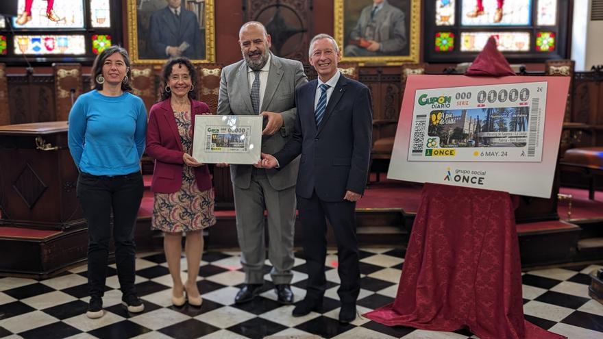 El alcalde de Palma, Jaime Martínez, y el delegado territorial de la ONCE en Balears, José Antonio Toledo, presentan el cupón dedicado al Passeig Sagrera.