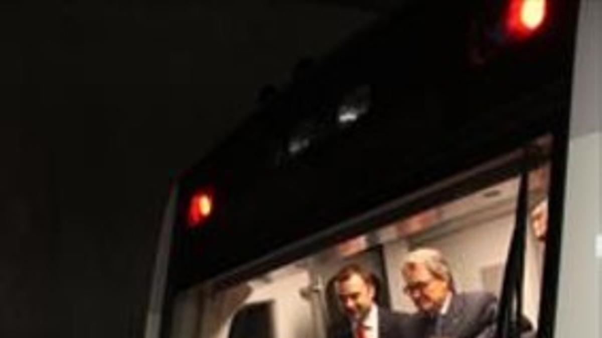 El 'president', Artur Mas, y el alcalde de Terrassa, Jordi Ballart, junto a la conductora, ayer.