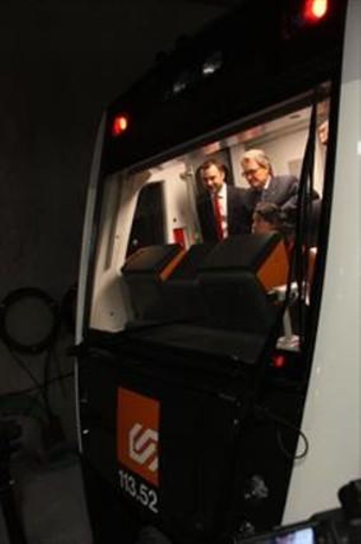 El president, Artur Mas, i l’alcalde de Terrassa, Jordi Ballart, amb la conductora, ahir.
