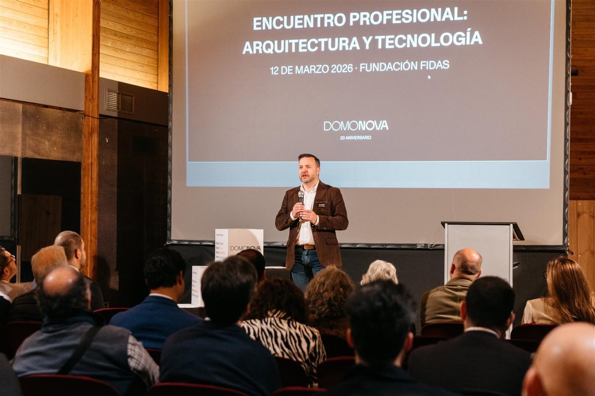 Domonova, con motivo de su vigésimo aniversario, ha organizado en la sede de Fundación Fidas, en Sevilla TechPark, una jornada sobre la confluencia entre arquitectura, ingeniería y domótica para los nuevos retos de innovación aplicada en la gestión inteligente de viviendas y oficinas.