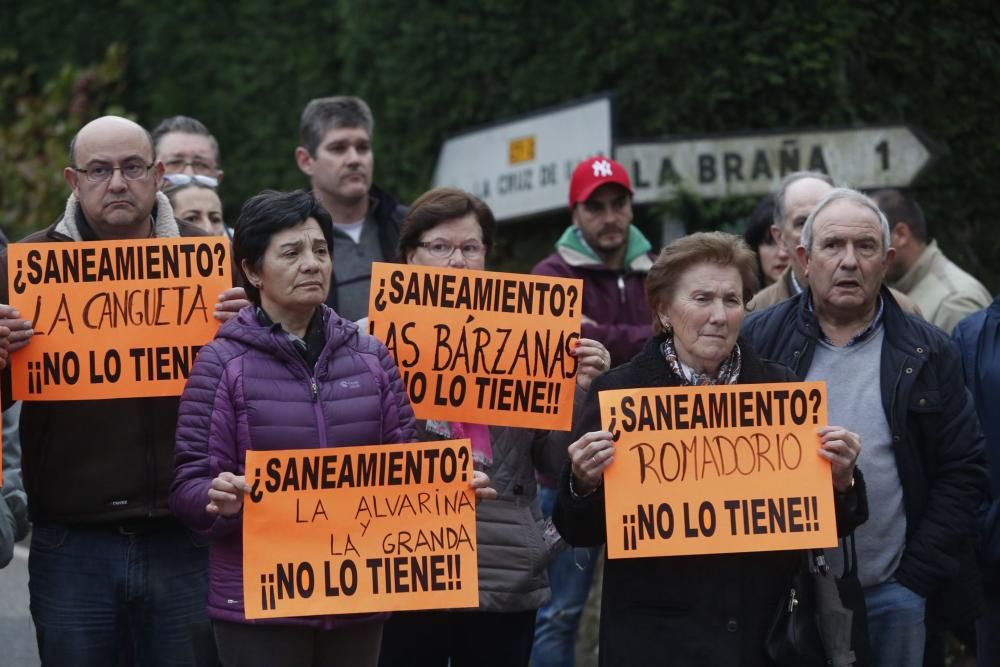 Protesta en Castrillón por el saneamiento.