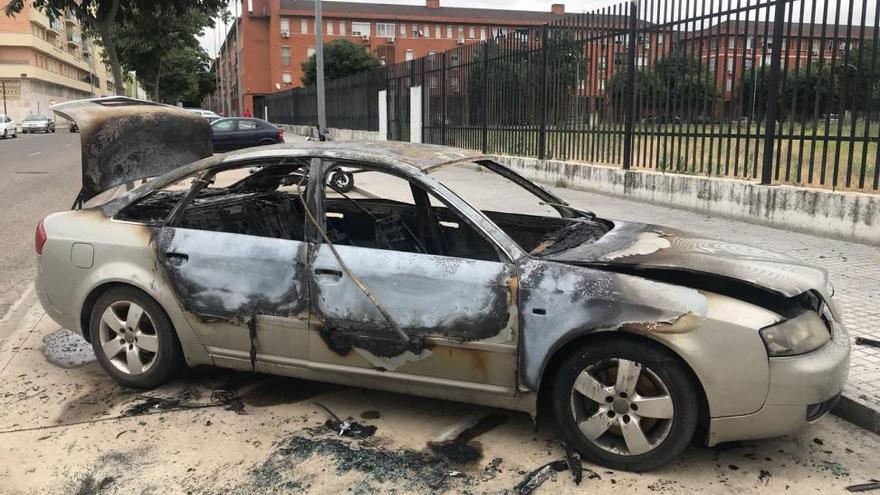 Arden dos vehículos de madrugada en el Sector Sur y en Las Moreras