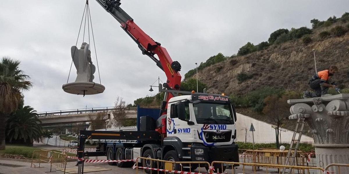 Artistas y artesanos denuncian la &quot;mutilación&quot; de la columna de San Rafael en Fuengirola