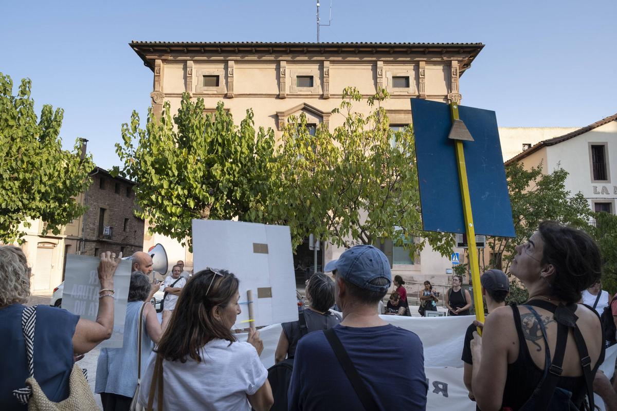 Imatges de la protesta en contra del projecte d'ampliació del polígon del Prat, el dia que s'ha suspès el ple municipal per un ciberatac