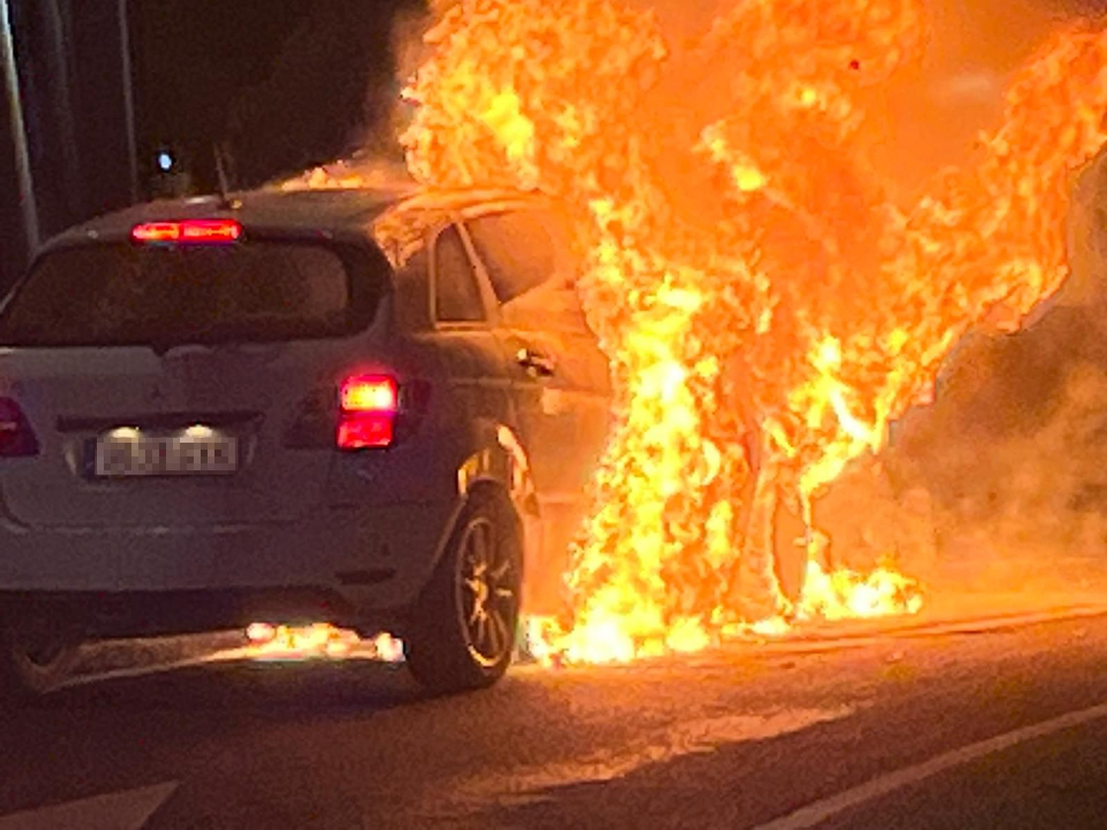 Así quedó el coche que ayer ardió junto a la rotonda de los podencos de Ibiza