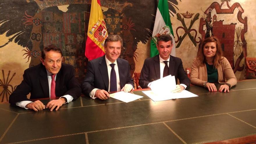 Antonio Pascual, Francisco Arteaga, José Bernal y Victoria Morales, en la firma del convenio.