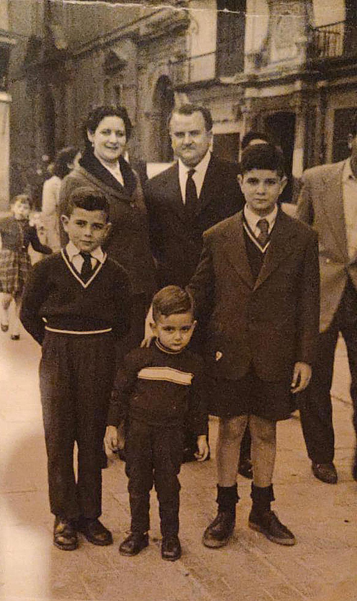 Pepe Bravo con su mujer, Encarna y sus tres hijos, Antonio, José y Juan Luis, a finales de los 50 en la plaza de la Constitución.