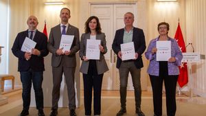 Isabel Díaz Ayuso firma con los sindicatos CCOO, UGT, CSIF y CSIT-Unión Profesional el nuevo convenio para el personal funcionario y laboral de la Administración regional.