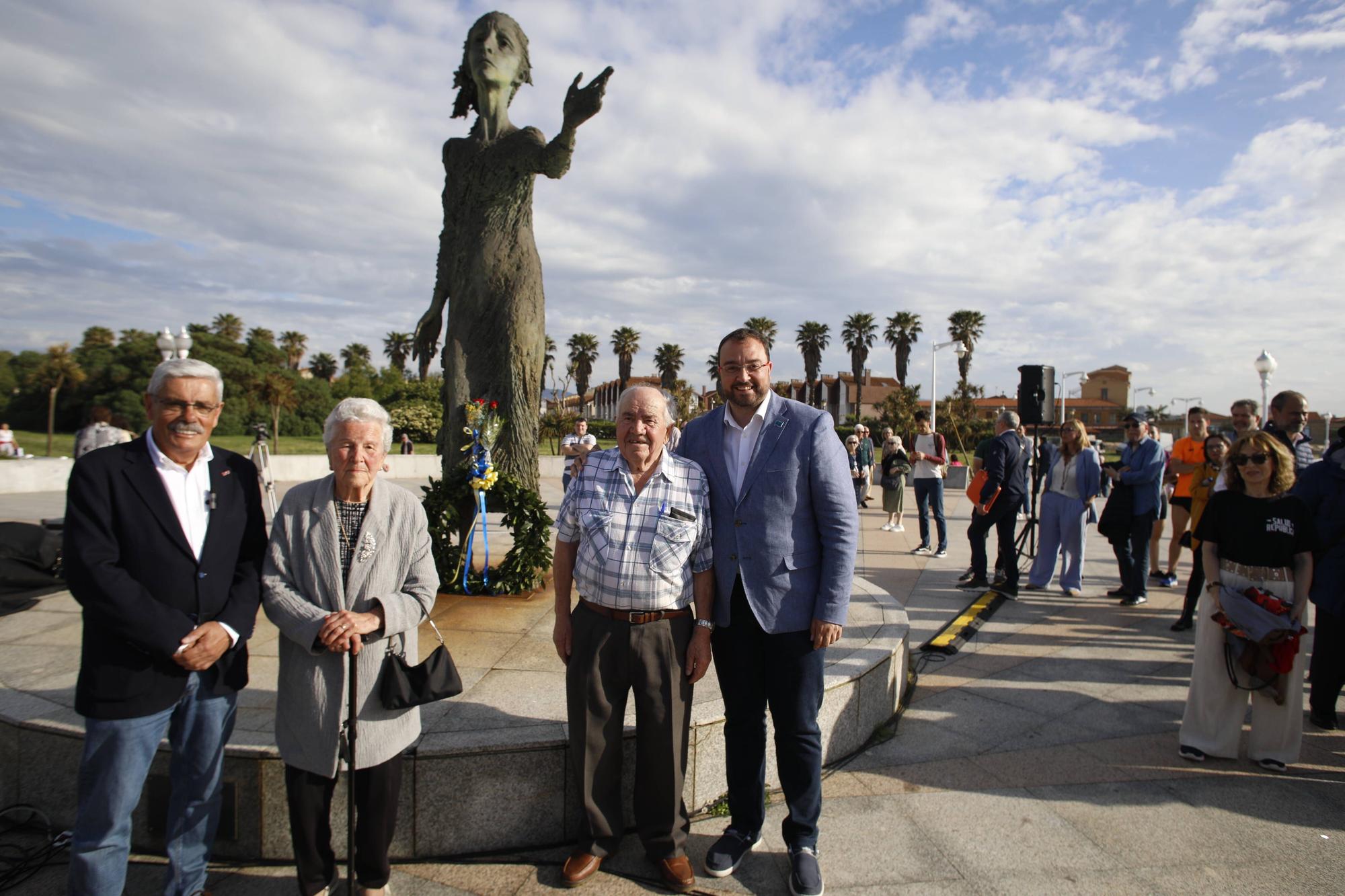 EN IMÁGENES:  Así fue el homenaje a los exiliados por la Guerra Civil y la posterior represión franquista organizado por los socialistas de Gijón junto a la estatua de "La Madre del Emigrante"