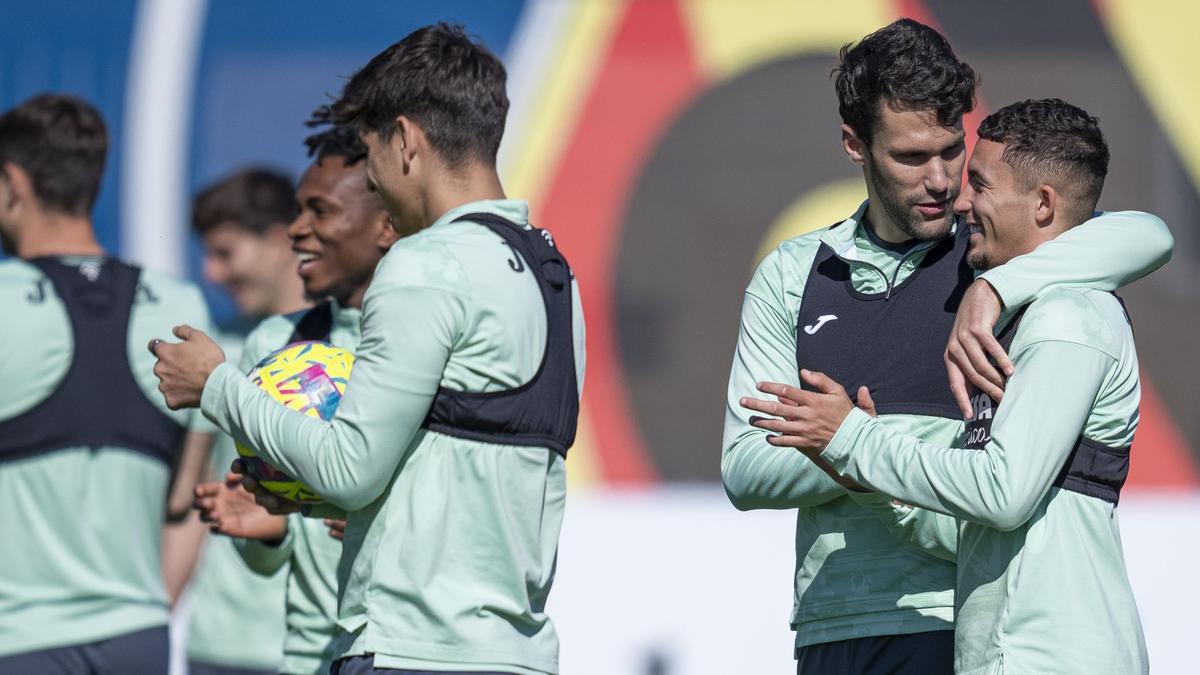 Alfonso Pedraza (d) abraza en el entrenamiento del Villarreal a Yeremy Pino, que regresa al equipo tras sanción.