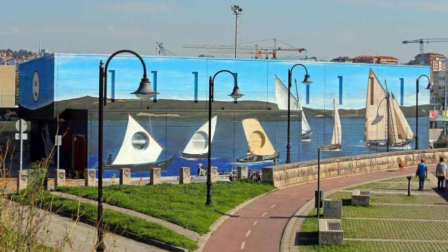 La nave de la Asociación de Mariñeiros San Miguel de Bouzas luce ya un gran mural. // M. G. Brea