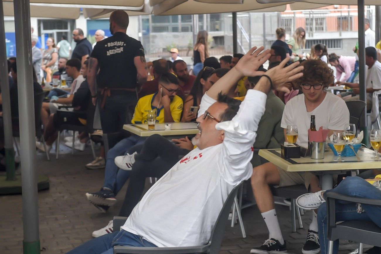 Aficionados de la UD ven la retransmisión del derbi canario en el Pilar