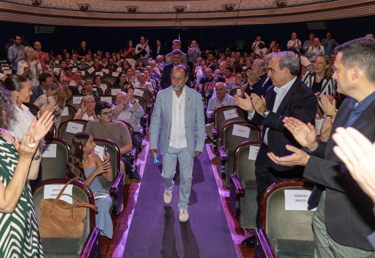Ovación a Luis Francisco Esplá a su entrada al Teatro Principal de Alicante