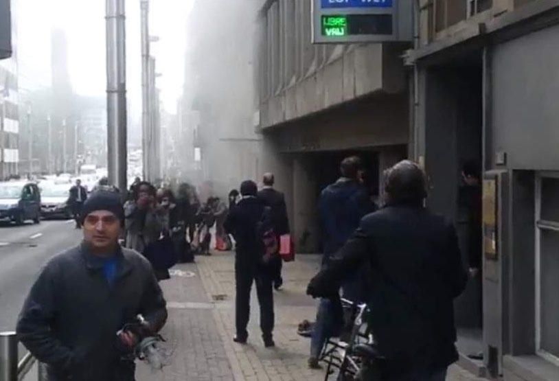 Varios pasajeros evacúan el metro tras registrarse las explosiones