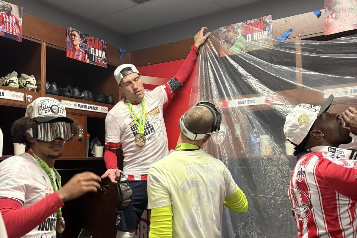 'Zapa', en el vestuario y en la celebración del Ottawa.