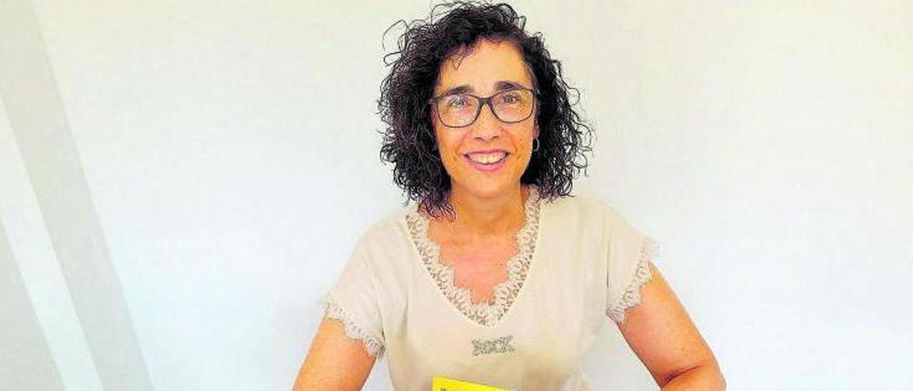 Maribel Torres García, amb dos de les novel·les que ha publicat. | ARXIU PERSONAL