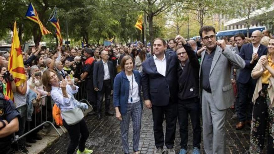 Carme Forcadell i Oriol Junqueras, amb Josep Maria Jové i Lluís Salvadó després de ser alliberats.