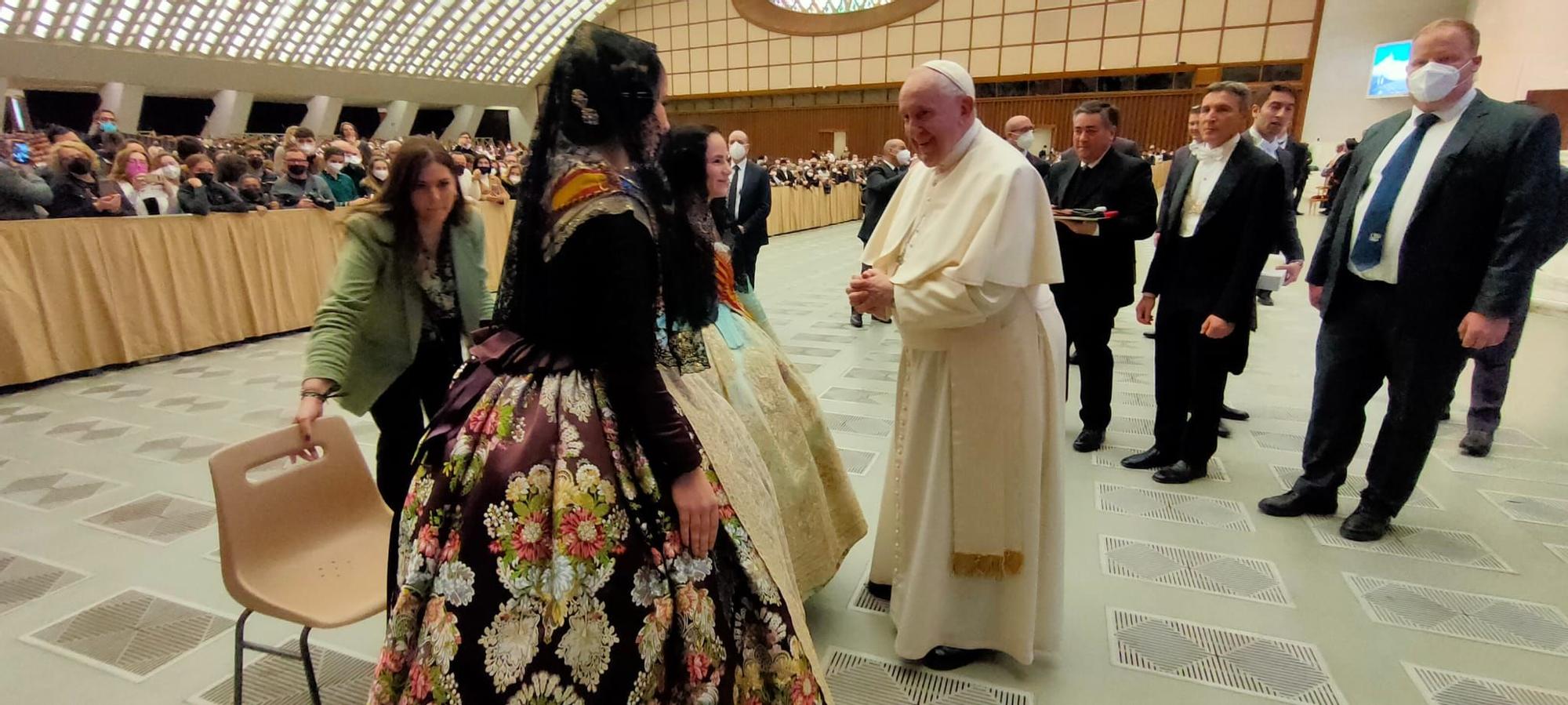 Extra Fallas Levante-EMV. Momento histórico: el papa Francisco recibe a las falleras mayores de València