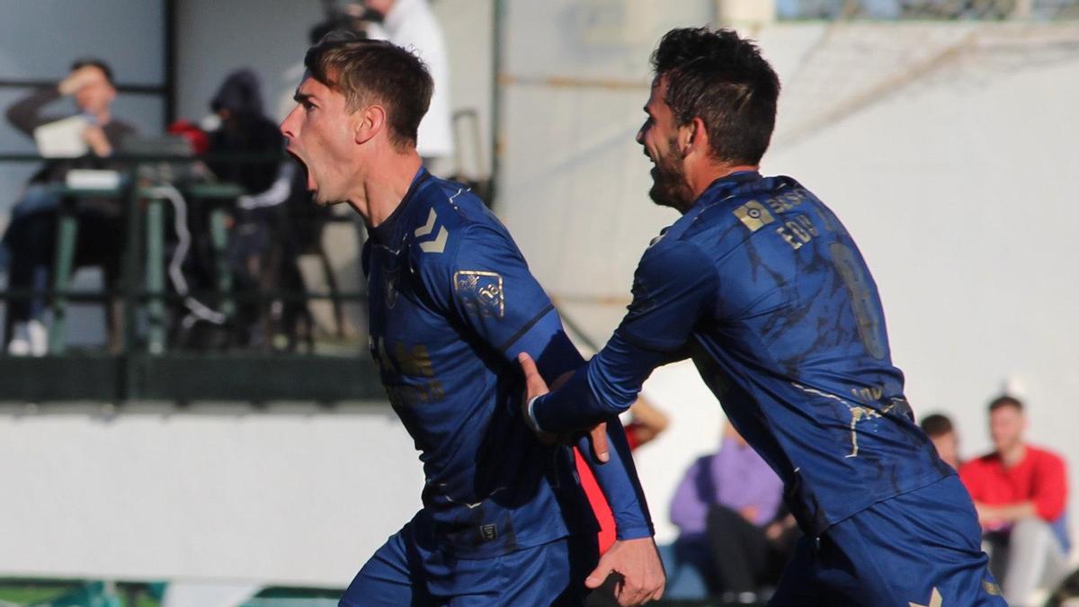 Chumbi celebra con rabia el gol de la victoria ante el Juventud de Torremolinos