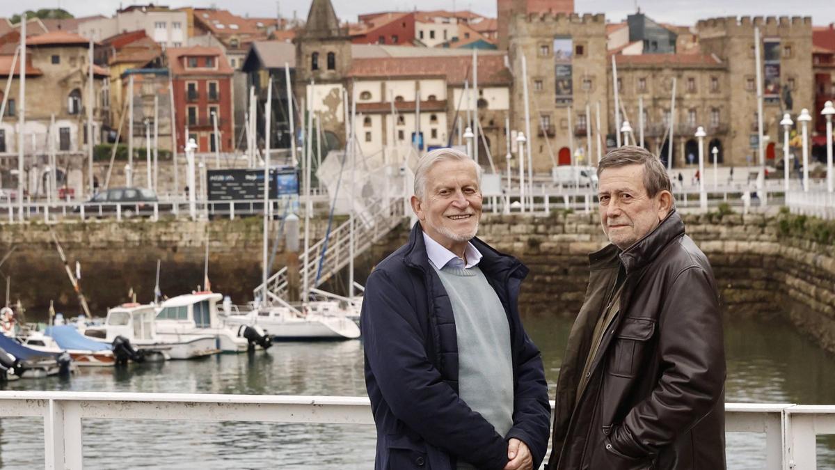 Xuan Xosé (a la izquierda) y Rubén Sánchez Vicente, ayer, en el Muelle, con Cimavilla al fondo.