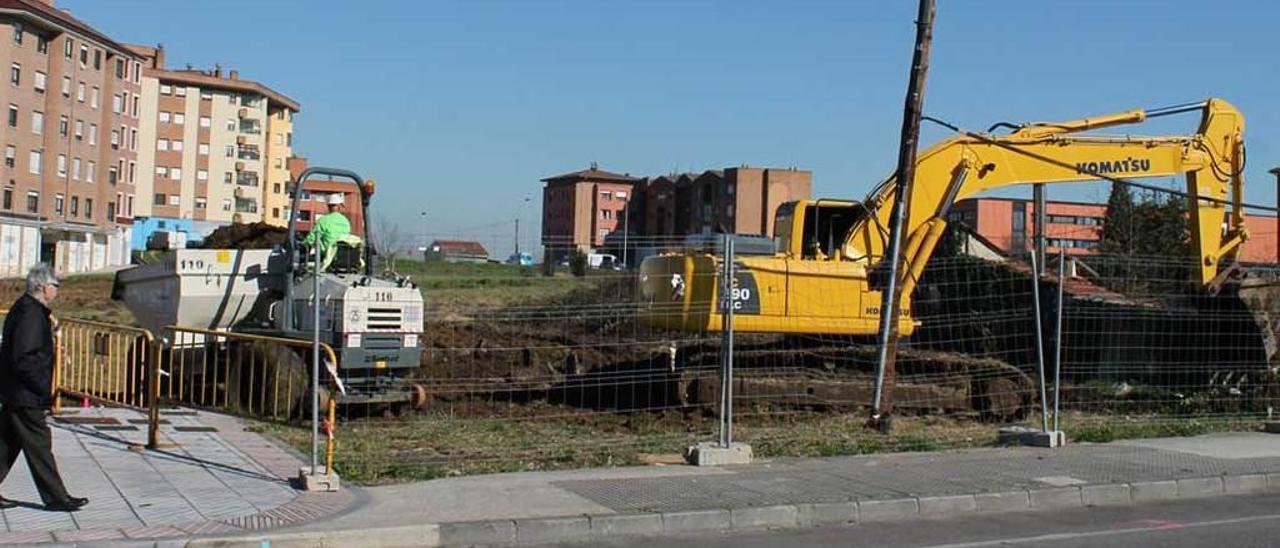 Operarios trabajando esta semana en la parcela de la avenida de Viella paralizada desde hace más de una década por la crisis.