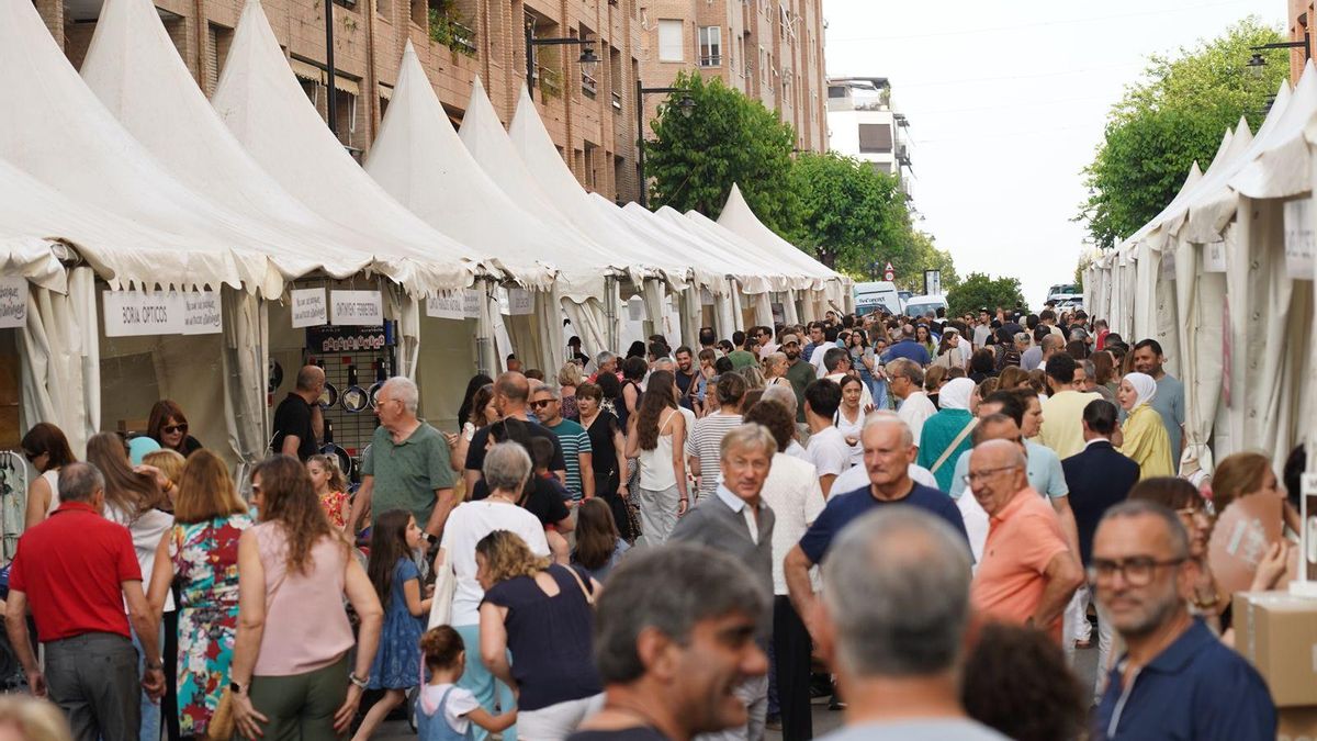 Ambiente en el sector comercial de la Fira de Tendes, Tapes i Rock de este fin de semana en Ontinyent.