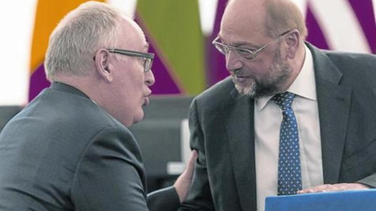 Timmermans (izq) habla con el presidente de la Eurocámara, Martin Schulz, en Estrasburgo, este martes.