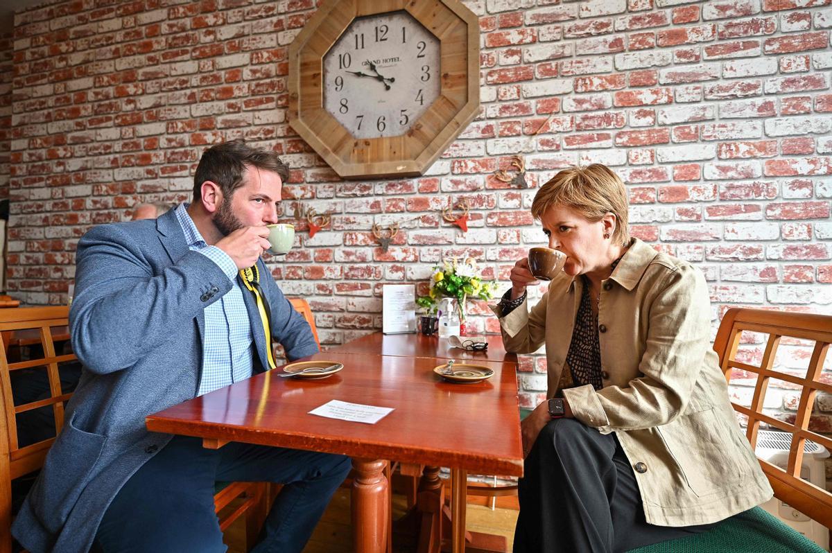 La ministra principal de Escocia, Nicola Sturgeon, con el candidato de su partido, el SNP, al Parlamento escocés, Fergus Mutch, en un cafetería de Insch