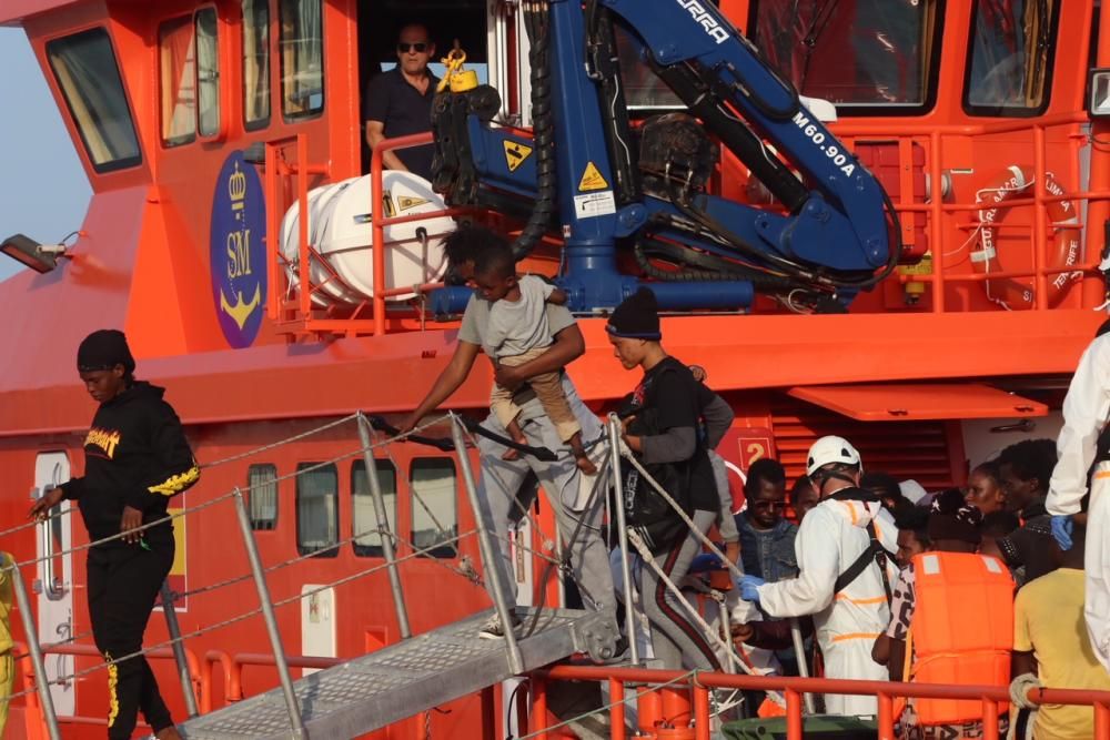 Llegan al puerto de Málaga 180 personas rescatadas de tres pateras