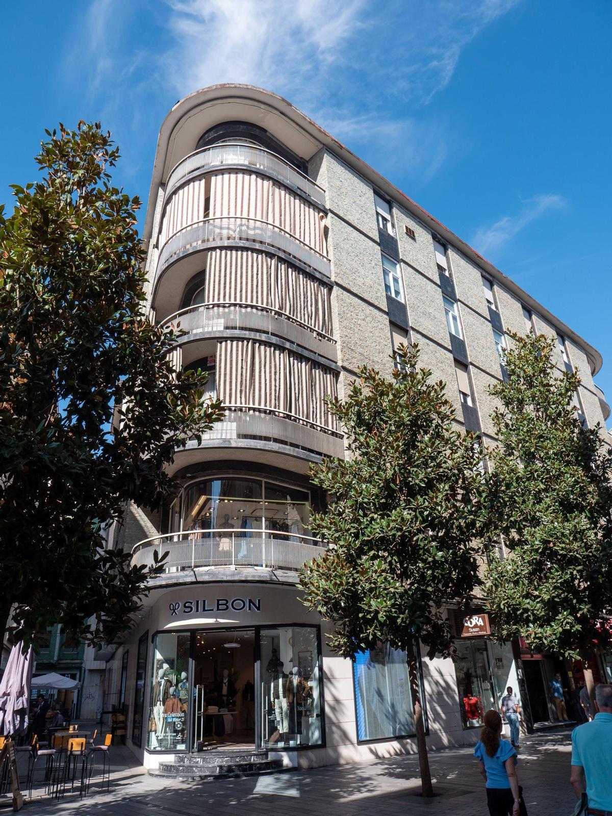 'Manzana de viviendas para Pedro Guerrero', situado en la calle Cruz Conde.