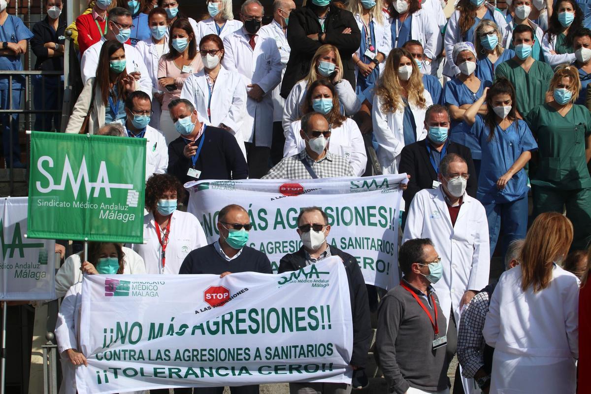 Concentración de médicos y sanitarios en la puerta del Hospital Regional de Málaga